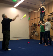 Teaching kids juggle standing 2 high_654x685